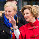 På byvandring i Harstad - Dronningen og Sveriges handelsminister,  Ewa Bjorling (Foto: David Sica, Fameflynet Sweden)